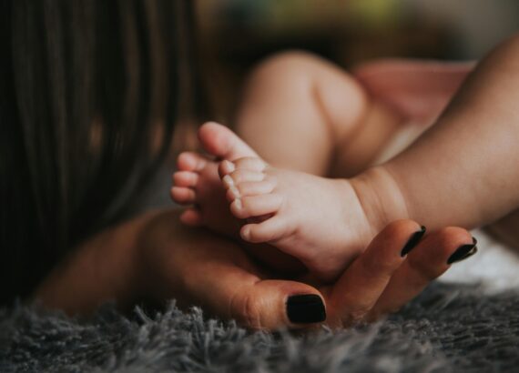 Odos apsauga. Visiems aišku, kad kūdikio drabužiai saugo jo švelnia odą. Bet ir patys drabužiai neturi žaloti odos.